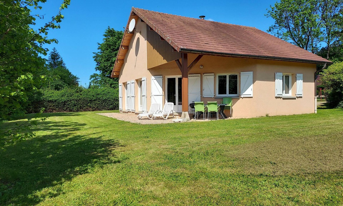 Marigny House | Évasion Boisée : Gîte de Plain-pied, 80m² Près de la Forêt et du lac de Chalain