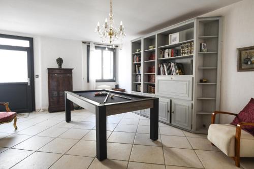 Chateau-Chinon House | Ô Étoiles - Piscine, Billiard & Cœur de Ville