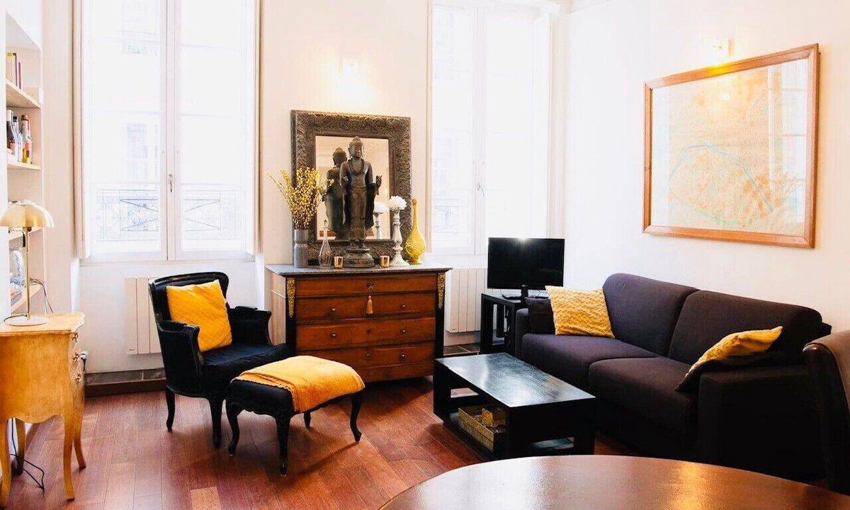 Quartier de la Porte-Saint-Denis Apartment | 1 Bed Apartment Sleeps 4 Mezzanine -WiFi -Tv