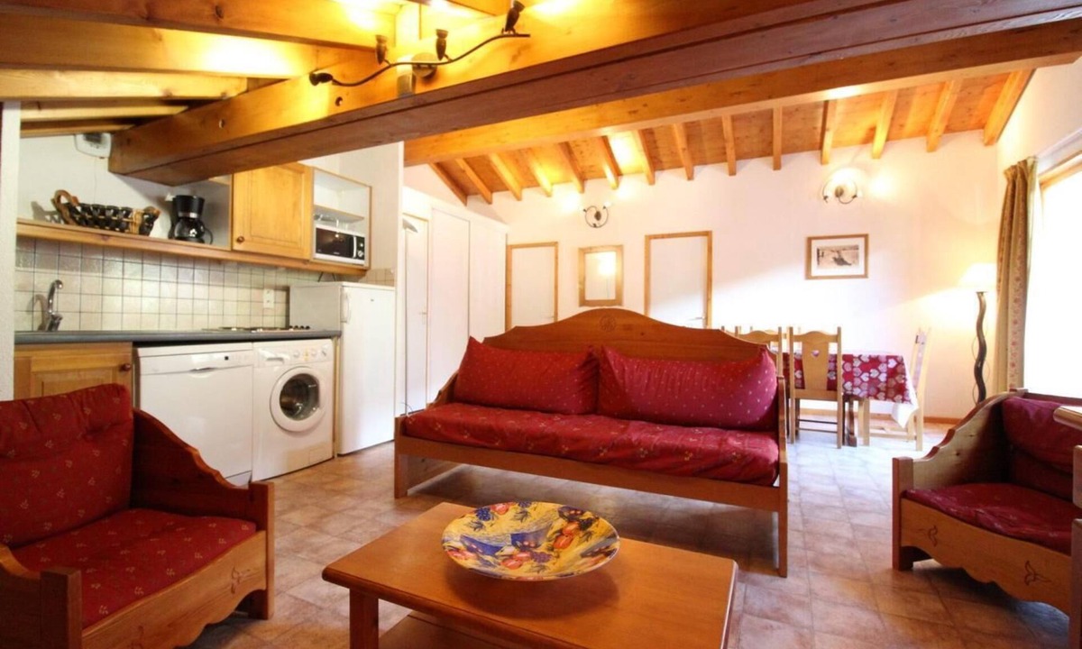Lanslevillard Apartment | 100m from resort center, 3rd floor, view mountain, balcony, tv, ski locker, 55m², Val Cenis
