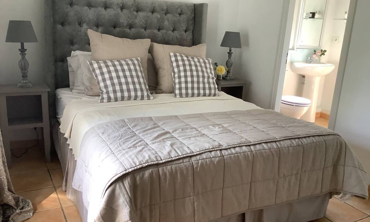 Castres House | 17th Century Estate sleeps 14 in 4 private apartments with private pool