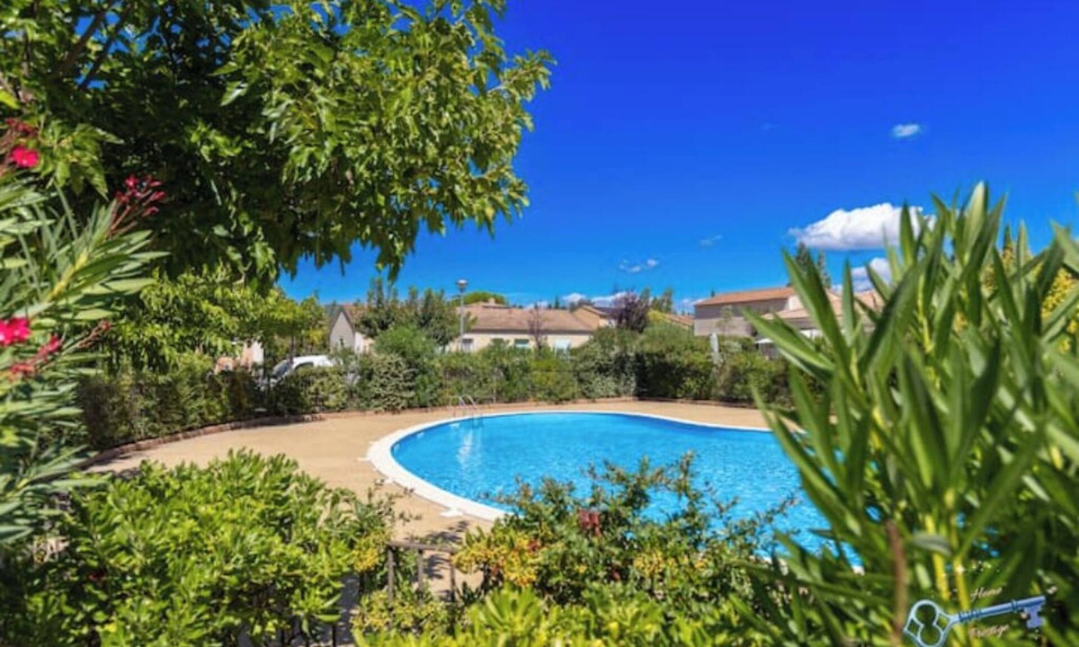 Loriol-du-Comtat House | 2 bedroom house in Provence with swimming pool 10 minutes from Parc Spirou