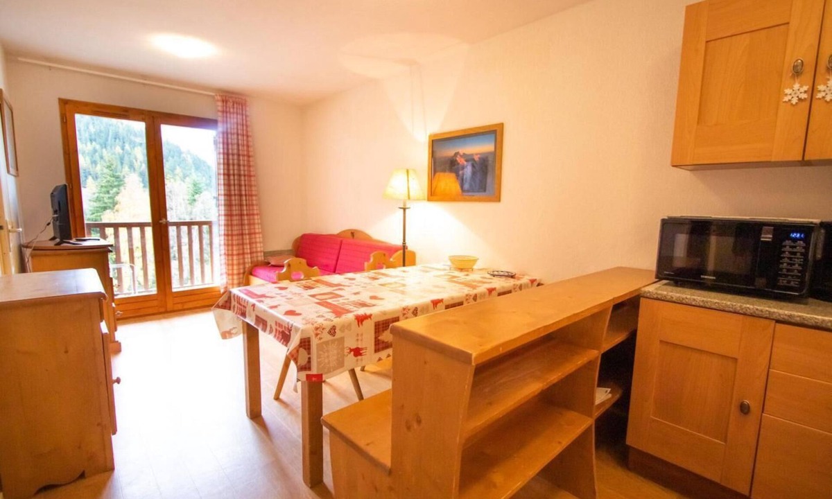 Valfrejus Apartment | 200m from resort center, 1st floor, view mountain, balcony, parking, tv, ski locker, 36m², Valfréjus