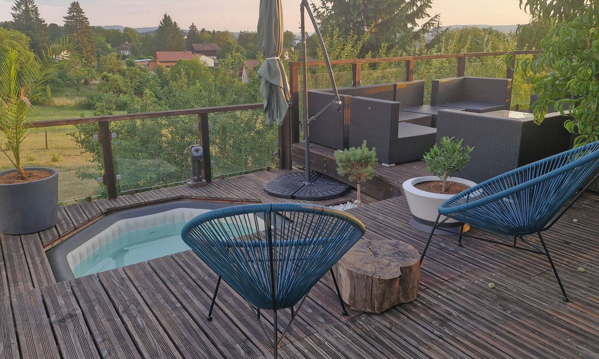 Hautecour Cabin | 220 m² house, sleeps 8–10. With private grounds and a terrace overlooking the lake and spa