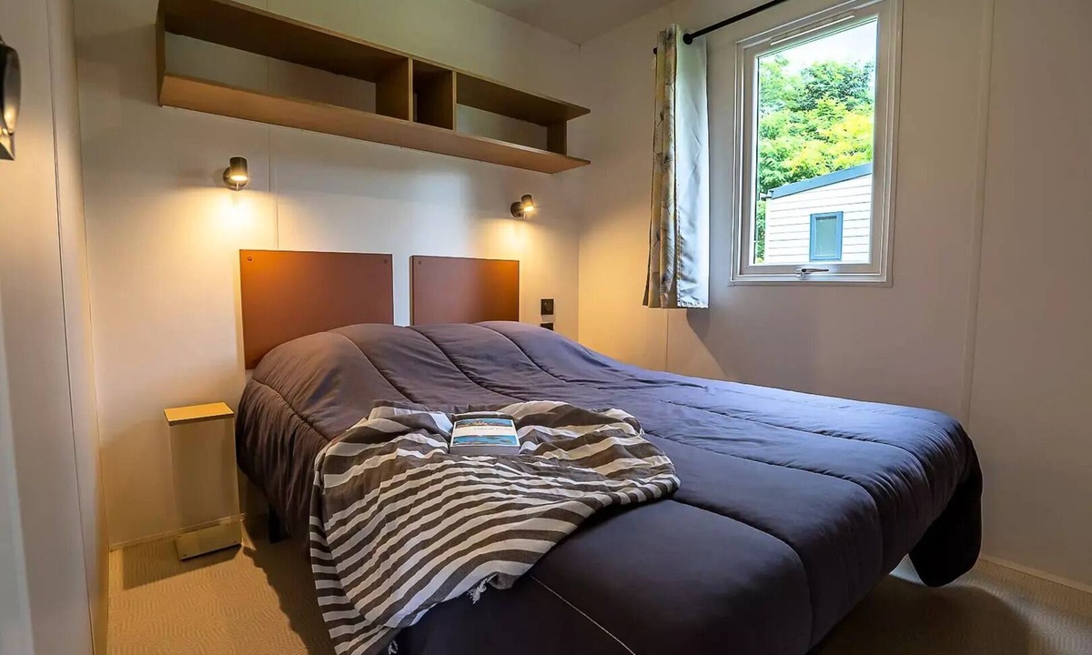 Champagney House | 3-Bedroom Comfort Mobile Home on the Water's Edge, Sleeps 6