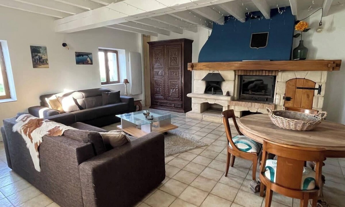 Ville-sous-Anjou House | 3 bedroom house 100m² – sleeps 8 – peaceful countryside