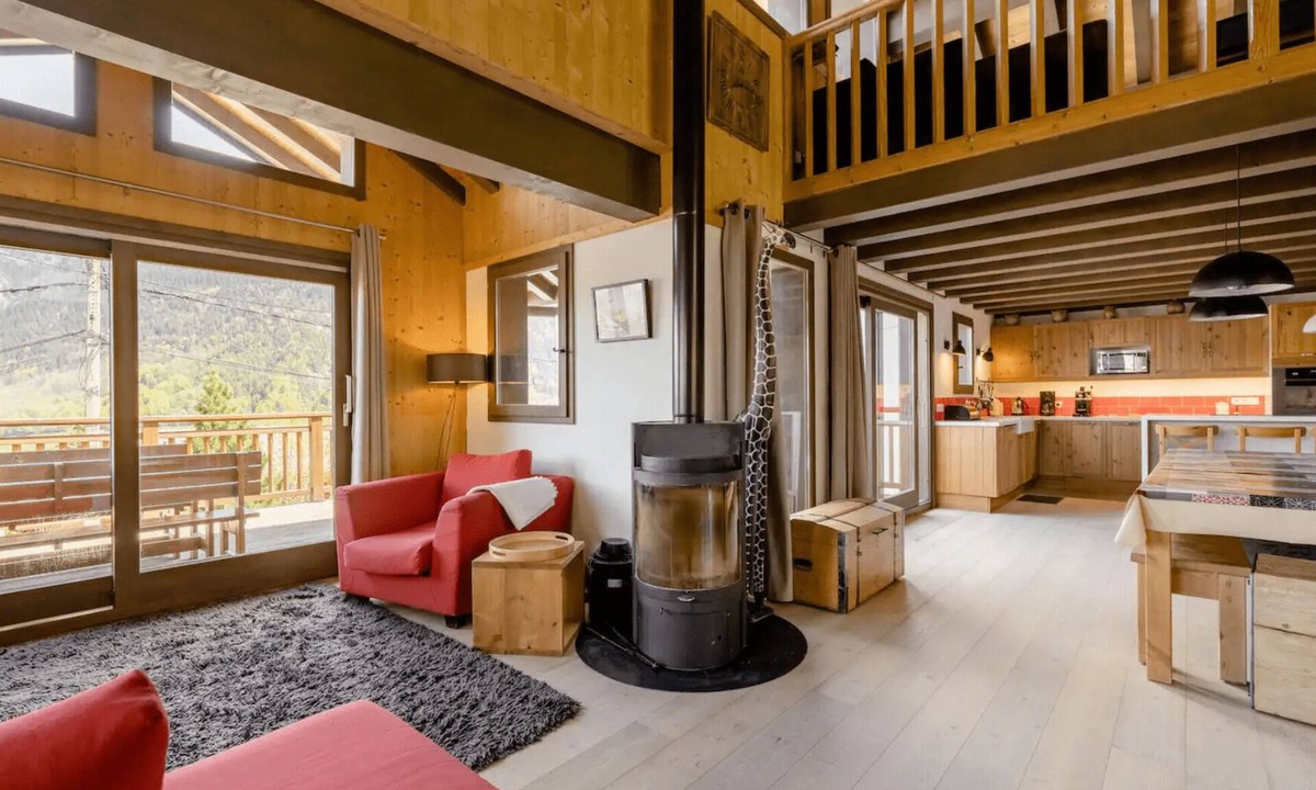 Novallay Ski Chalet | 300 m² Chalet – Nordic Hot Tub – 3 Valleys – Sleeps 12