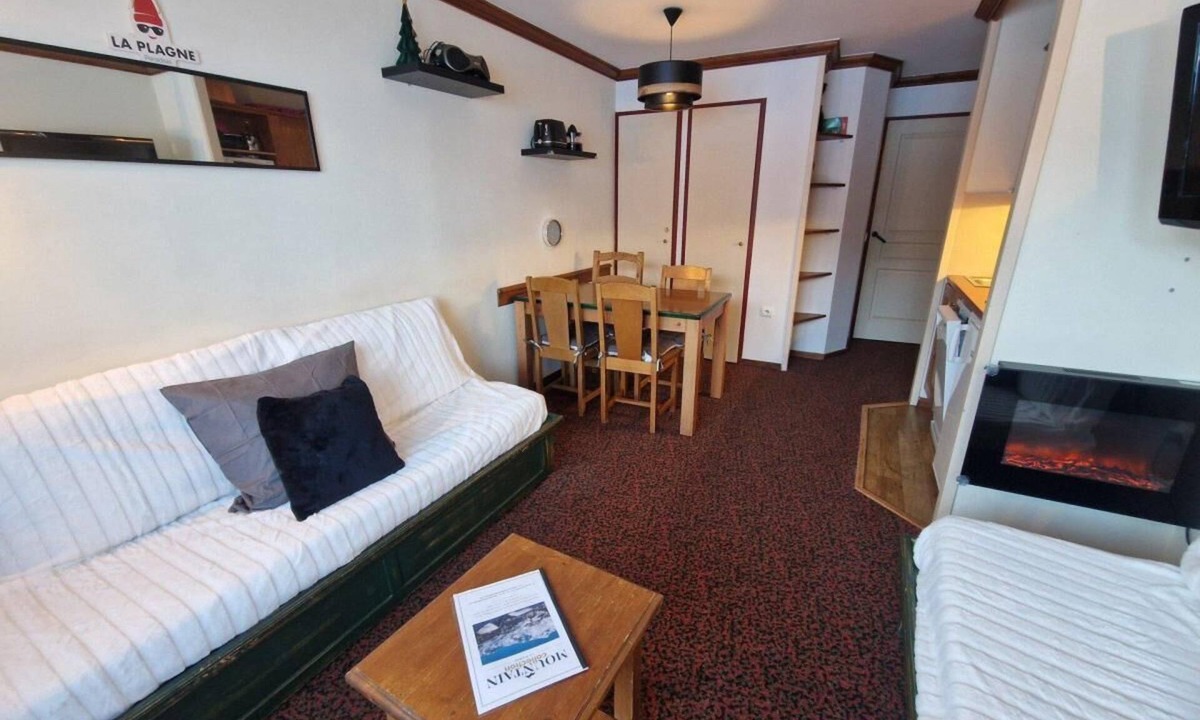 Plagne Soleil Apartment | 300m from shops, 4th floor, view ski slopes, balcony, parking, tv, 30m², La Plagne