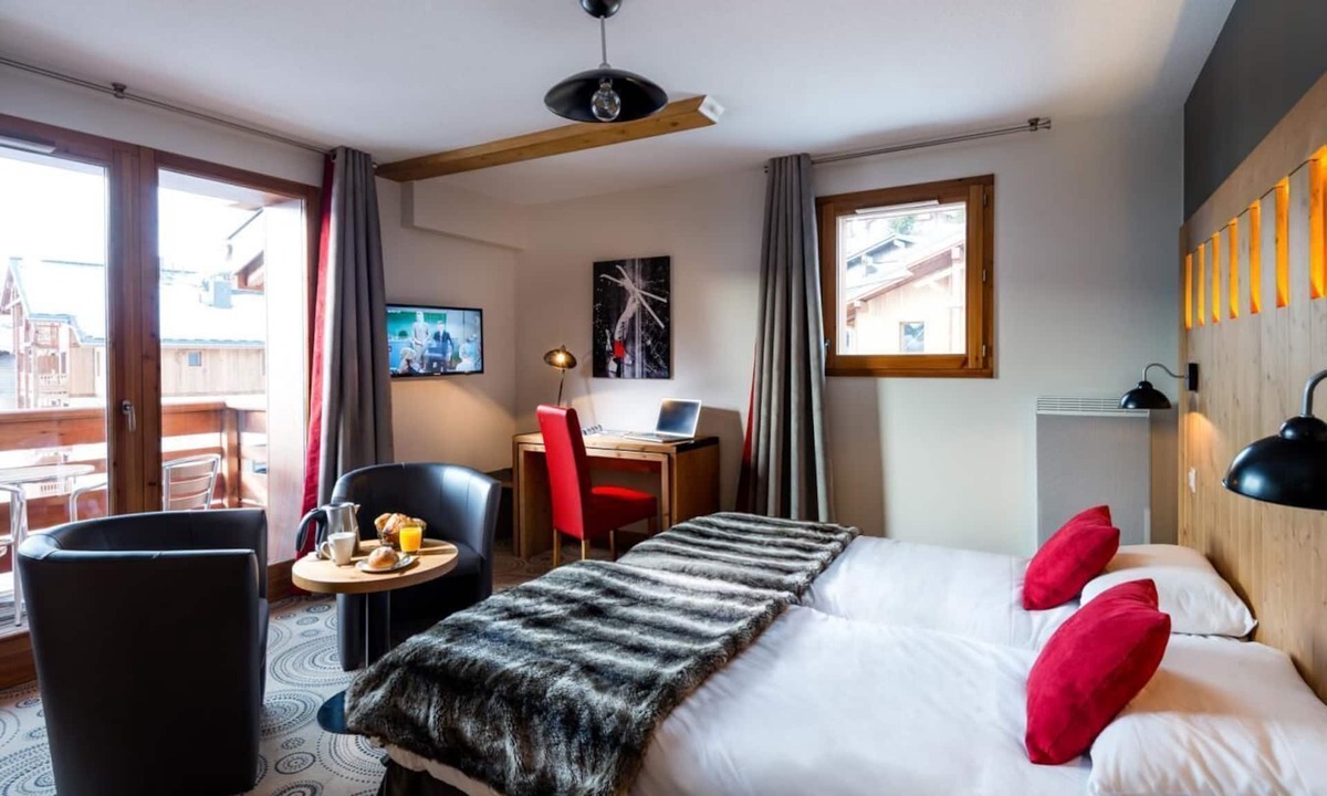 Les Saisies Apartment | 300m from shops, fitness, swimming pool, sauna, hammam, terrace, balcony, tv, ski locker, 24-32m²