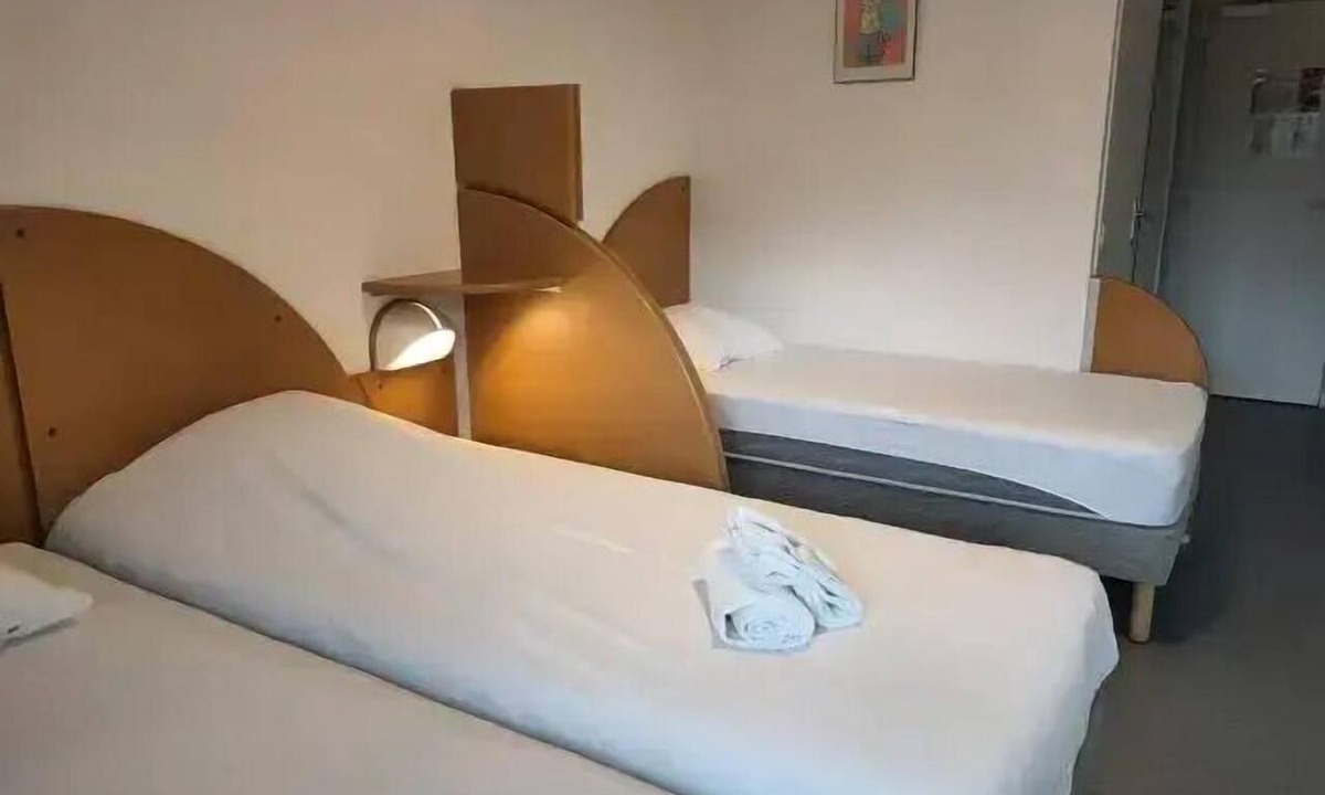 Saint-Jacques-des-Blats Apartment | 32 m² Room, 2 Rooms, 2 Bathrooms (no kitchen), Sleeps 6