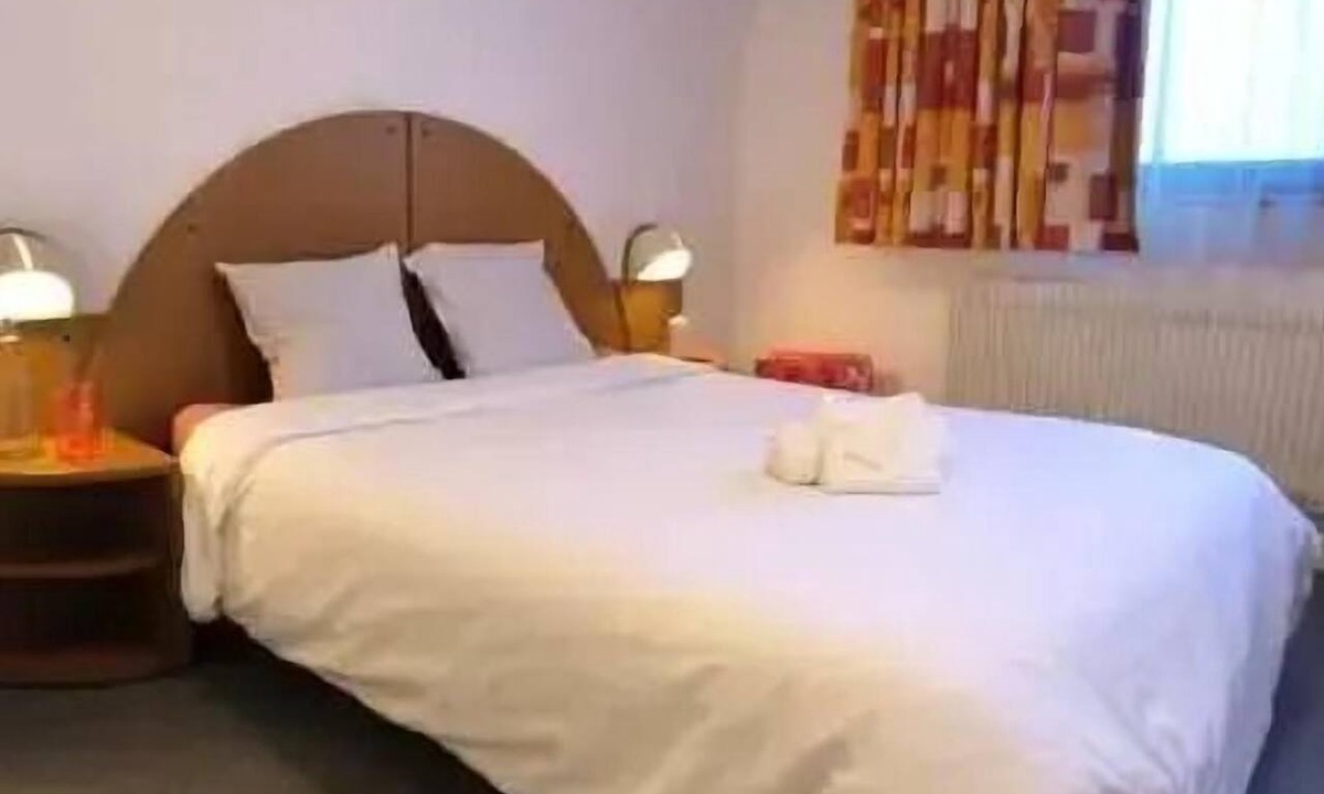 Saint-Jacques-des-Blats Apartment | 40-square-meter 2-room apartment (no kitchen) for 6 people