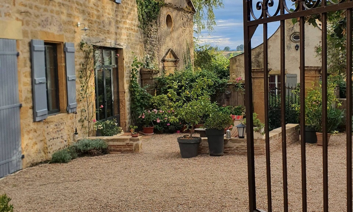 Iguerande House | A beautiful escape between the Loire and the hills