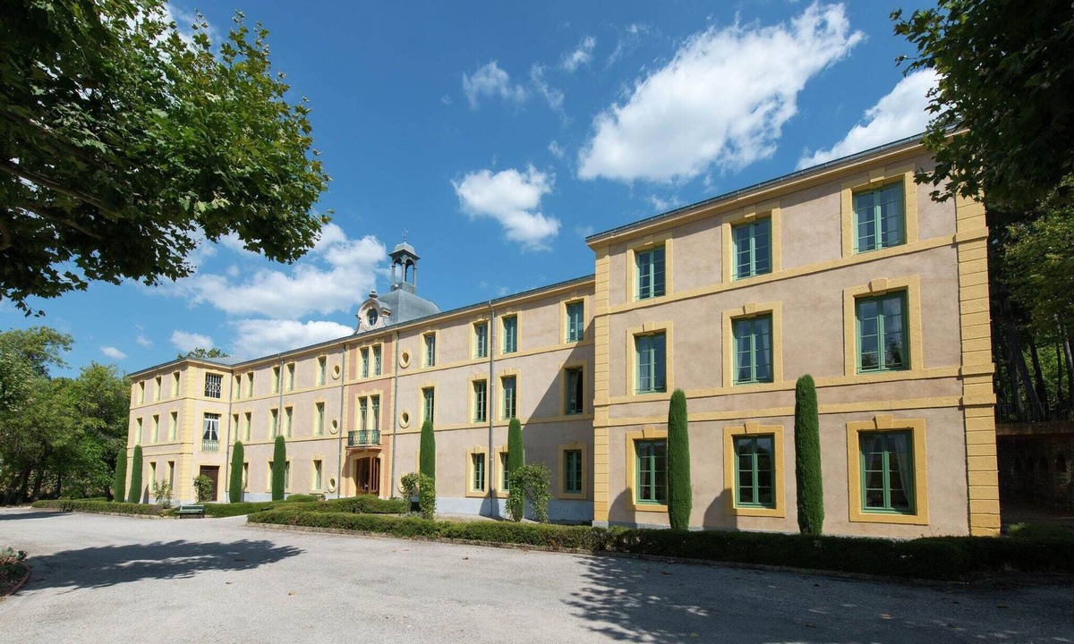 Montbrun-les-Bains Apartment | A beautiful 2 persons studio in a chateau with swimming pool.