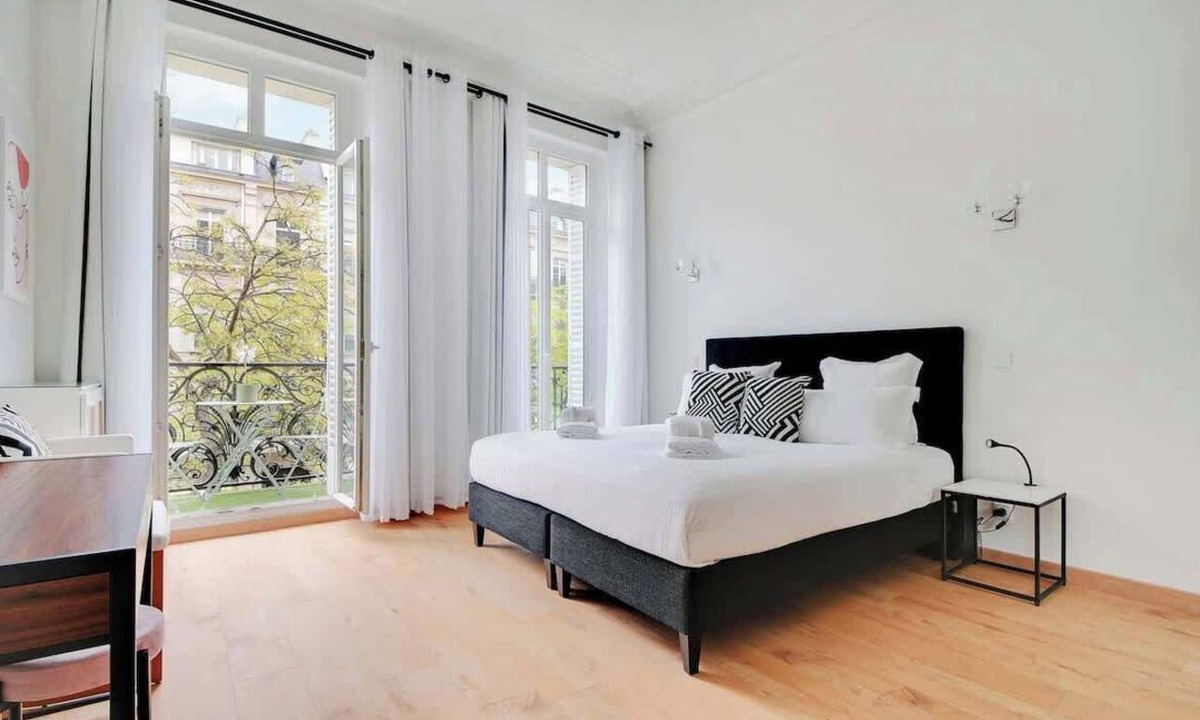 Quartier de la Folie-Mericourt Apartment | A Refined 3-Br/3BA with Balcony in République