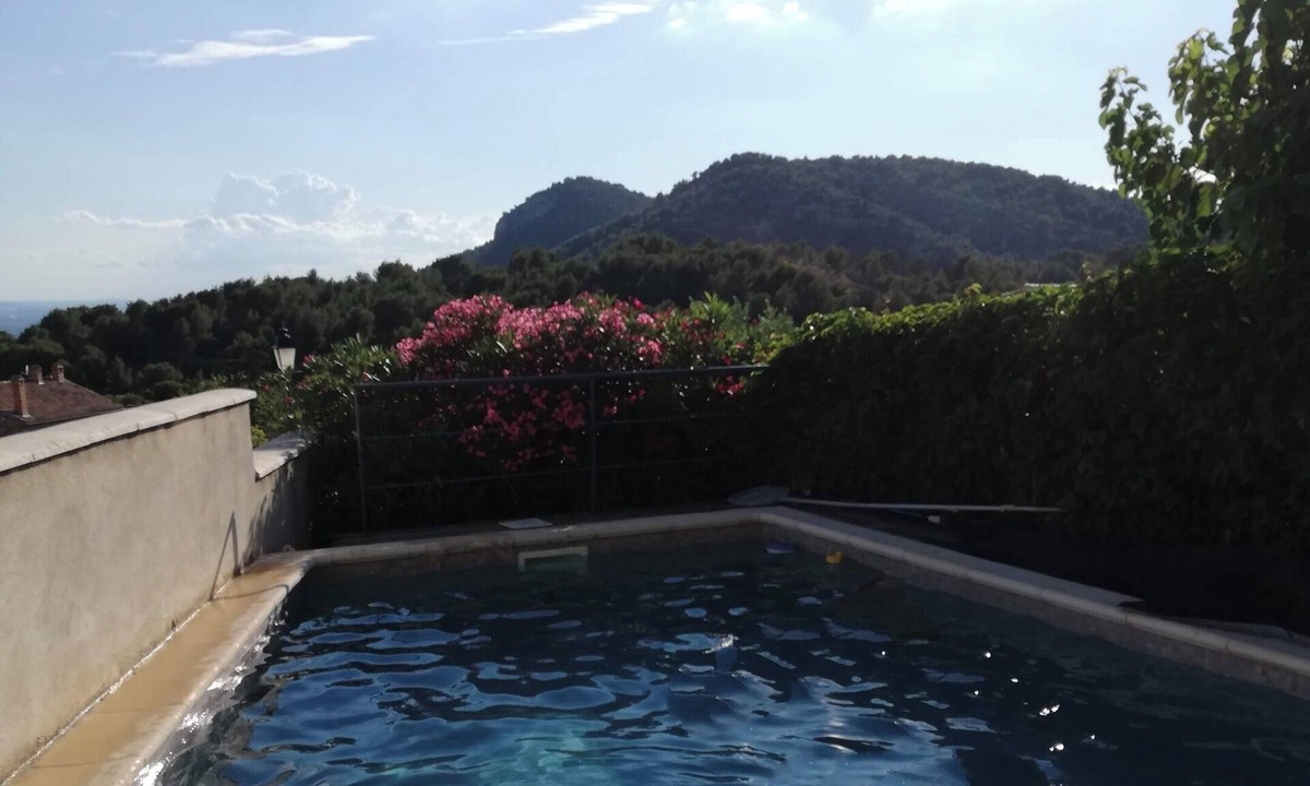 Le Barroux Apartment | Accommodation with terraces and swimming pool in the center of the village of Le Barroux