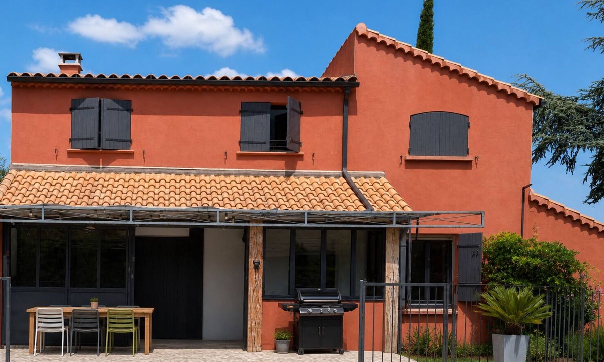 Saint-Paul-Trois-Chateaux Villa | Air-conditioned villa 150 m2, heated pool, pétanque, terrace with pergola!