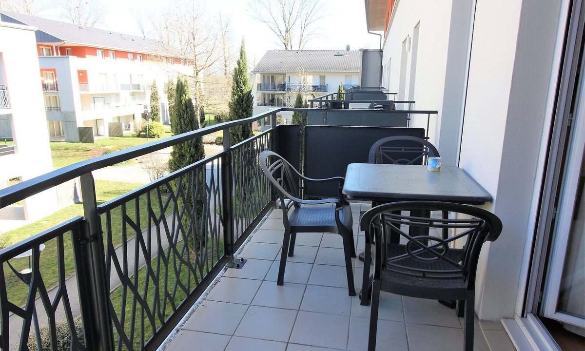 Divonne-les-Bains Apartment | Air-conditioned duplex 73m² lake front, near Switzerland, luxury shower & bathtub