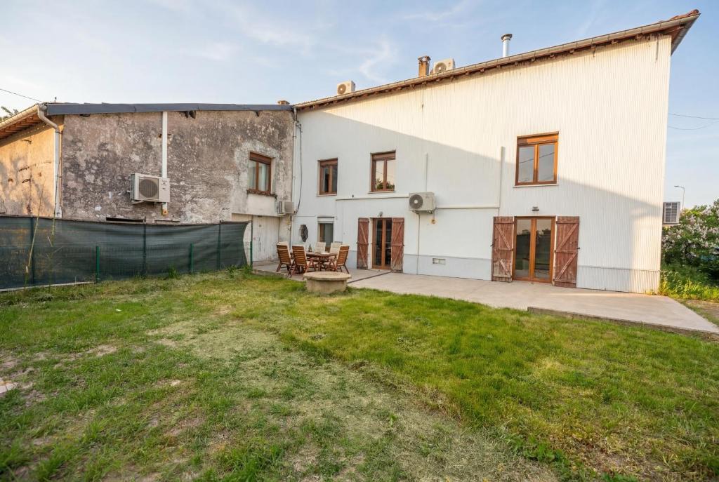Socourt Villa | Air Hockey avec Jardin et Climatisation