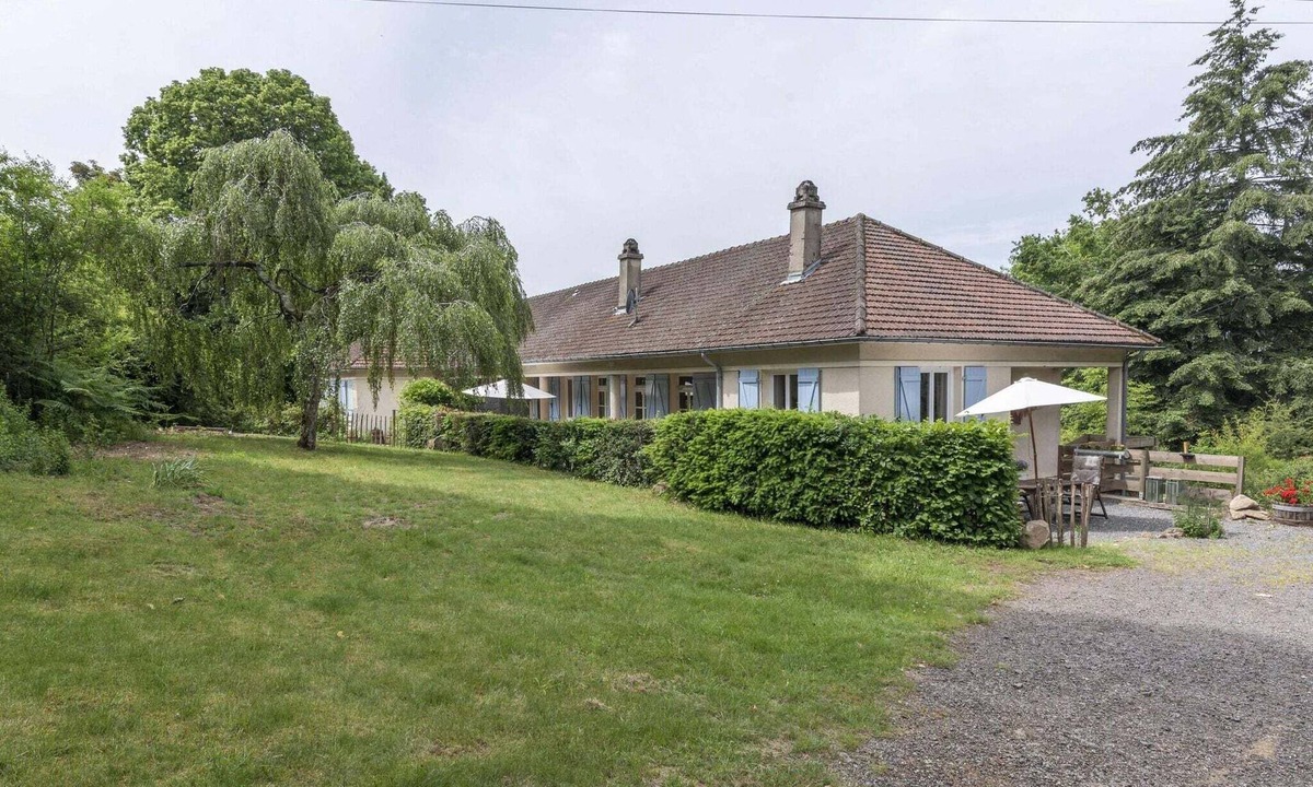 Cuzy House | Alluring Holiday Home in Cuzy with Swimming Pool