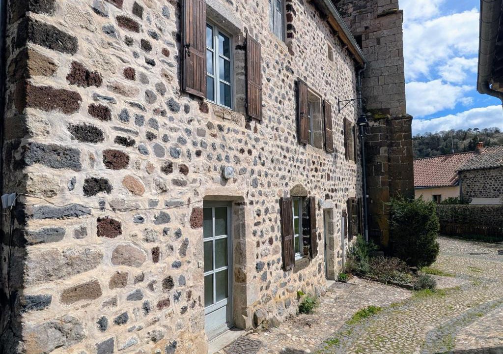 Arlempdes House | Ancien presbytère avec 3 chambres au pied d'une forteresse médiévale - FR-1-582-113