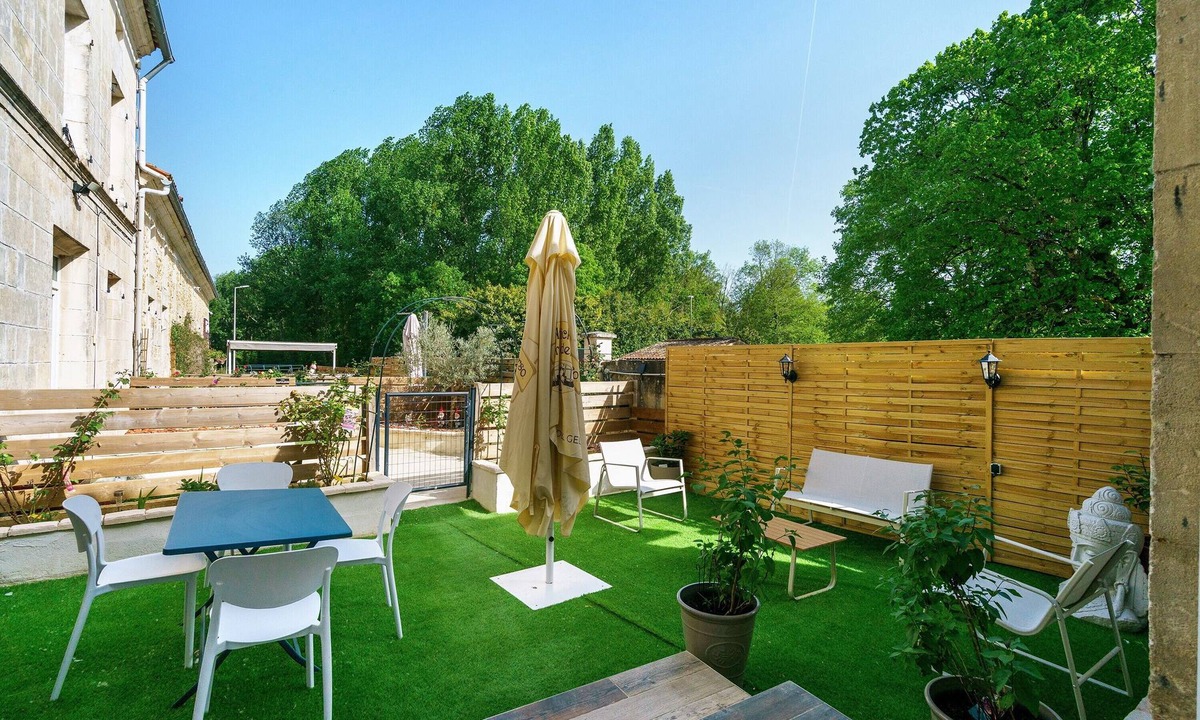 Saint-Genis-de-Saintonge Apartment | Apartment 'Costa Verde' with Private Garden, Wi-Fi and Air Conditioning