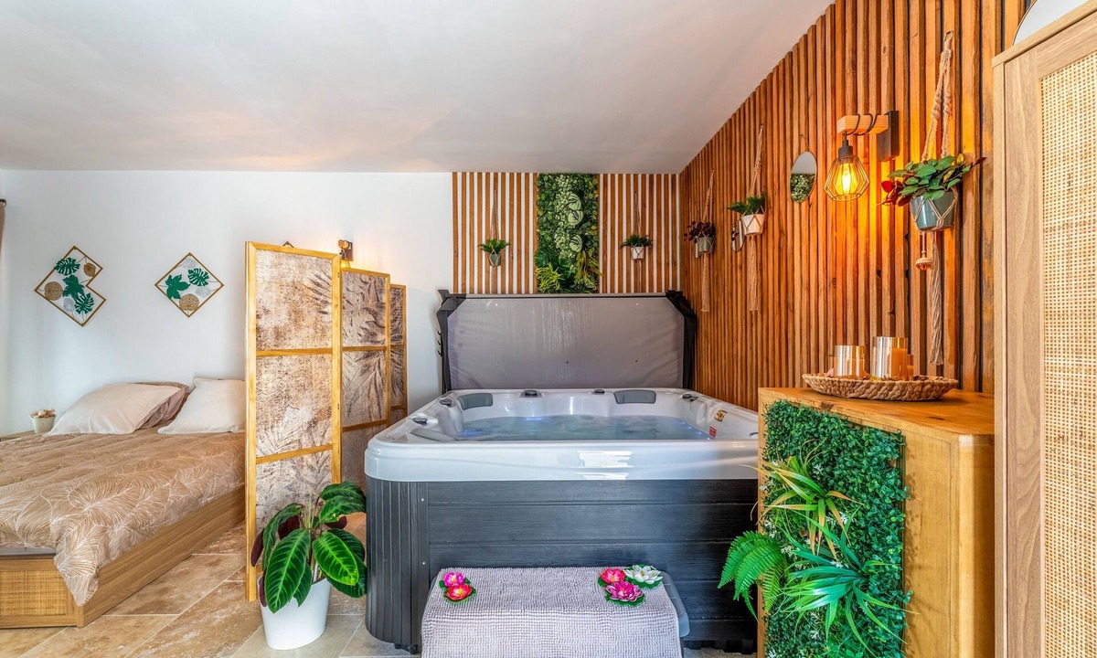 Taillades Apartment | Apartment 'A Break in Luberon' with Private Garden, Wi-Fi & Air Conditioning
