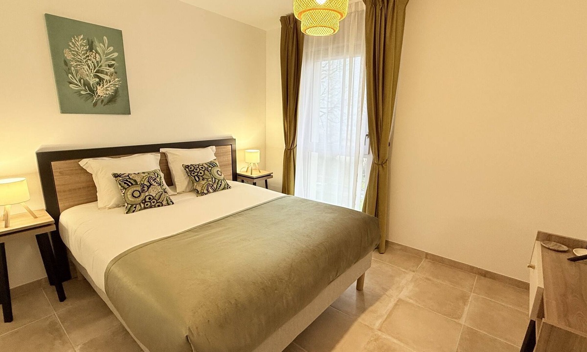 Aubenas Apartment | Apartment-Ensuite with Shower