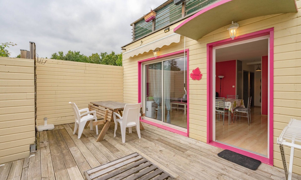 Saint-Simon-de-Bordes Apartment | Apartment 'Le Clos Du Champ De L'Amour - La Rochelle' with Private Pool, Wi-Fi and AC