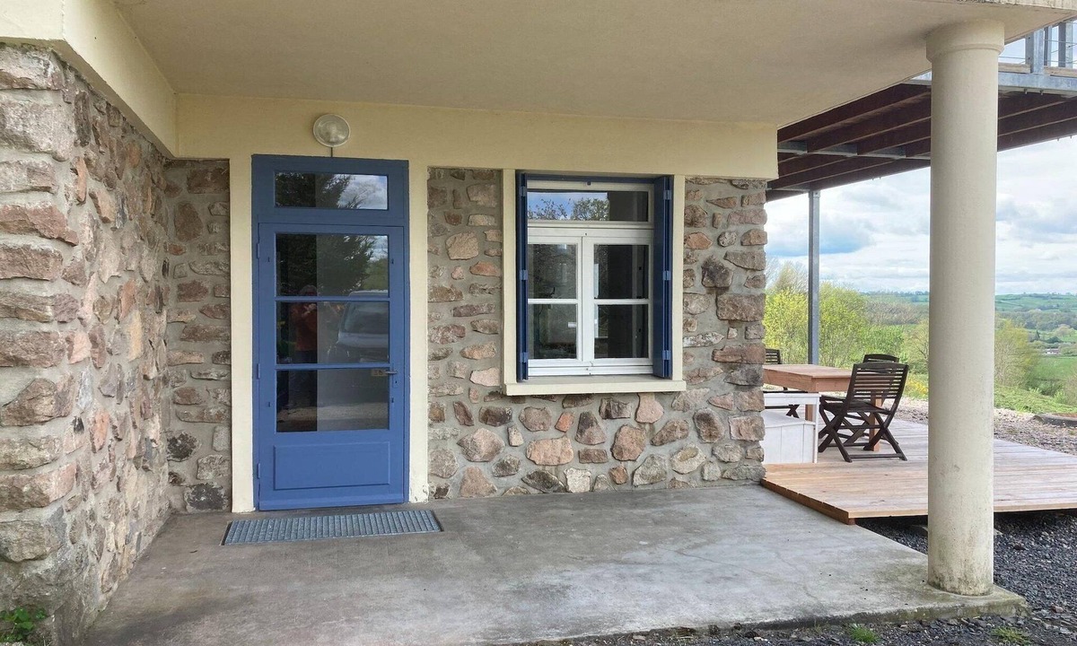 Cuzy House | Apartment in Cuzy with Heated Pool