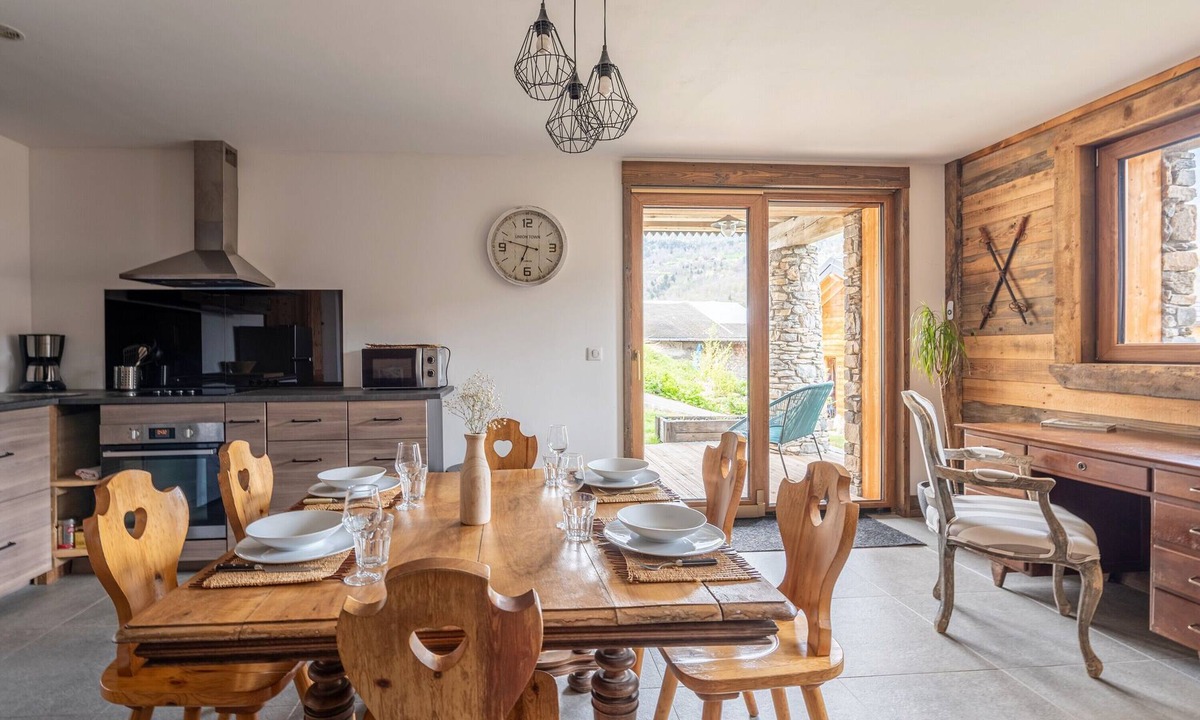 Les Allues Apartment | Apartment "La Cabane Du Cerf" with Mountain View, Private Terrace and Wi-Fi