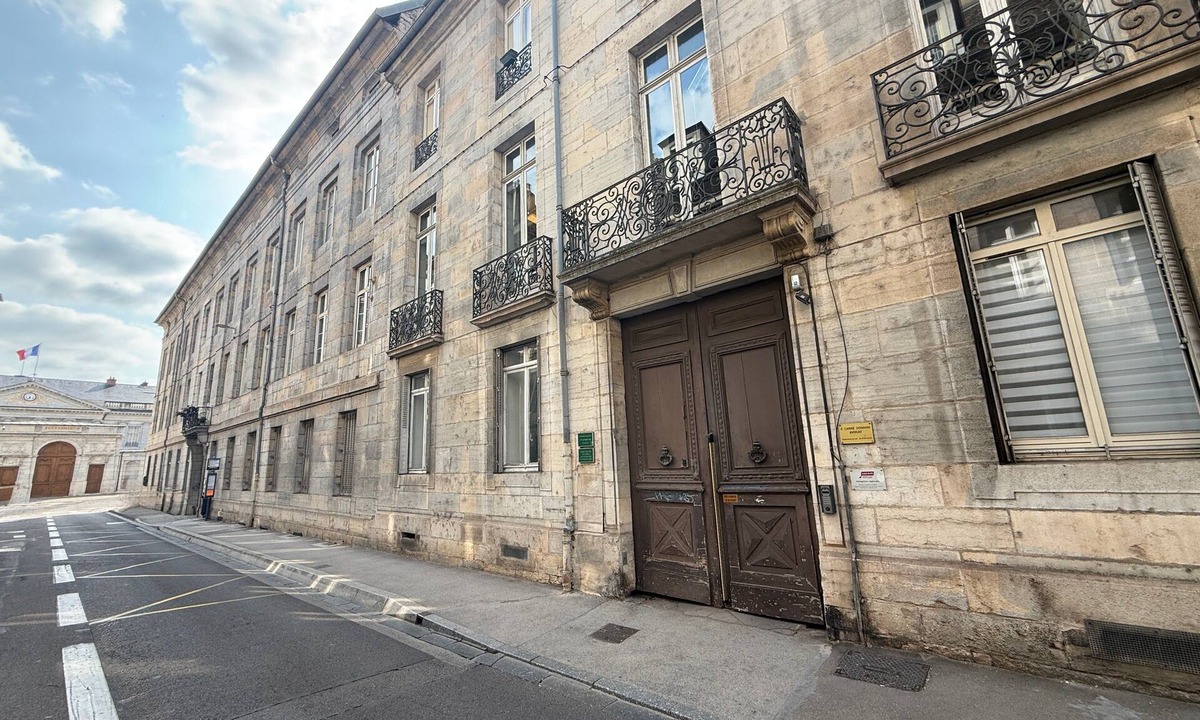 Besancon Old Town Apartment | Apartment 'Le Granvelle' with Wi-Fi