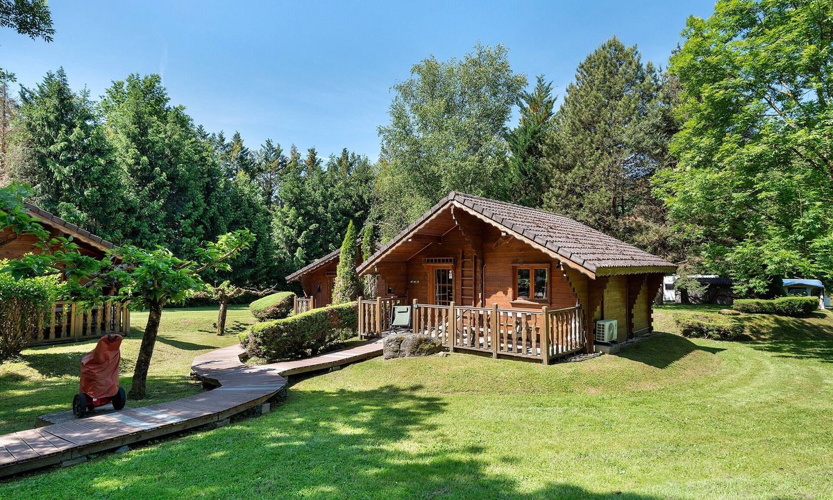 Vaulnaveys-le-Bas Apartment | Apartment 'Lys blanc' with Mountain View, Wi-Fi and Air Conditioning