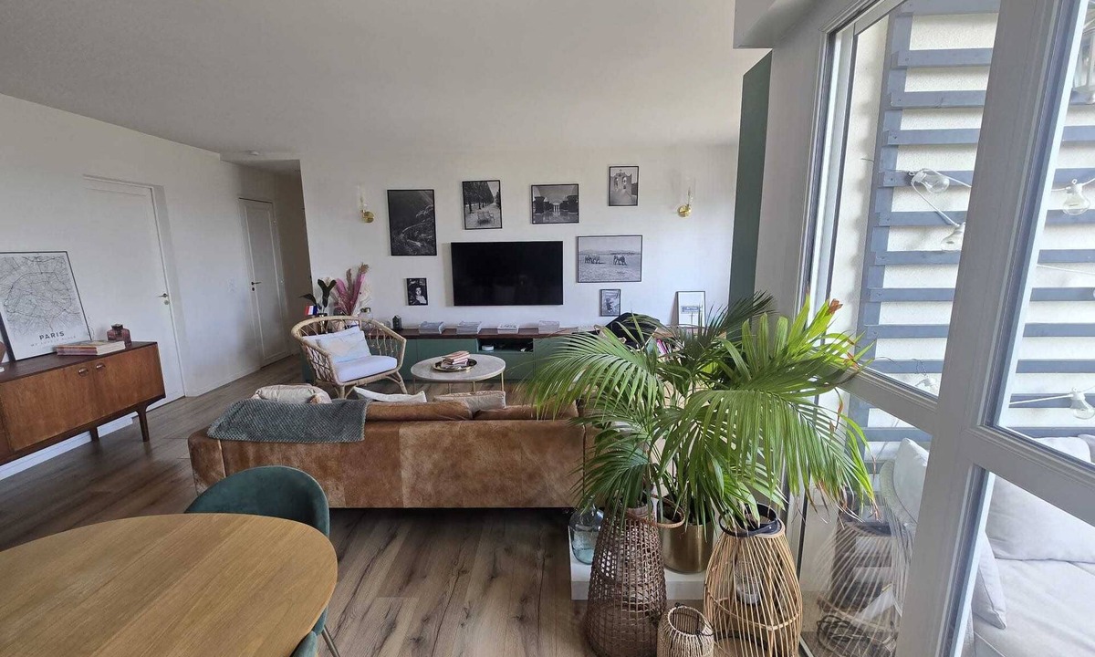 Combat Apartment | Apartment with terrace and view of Paris