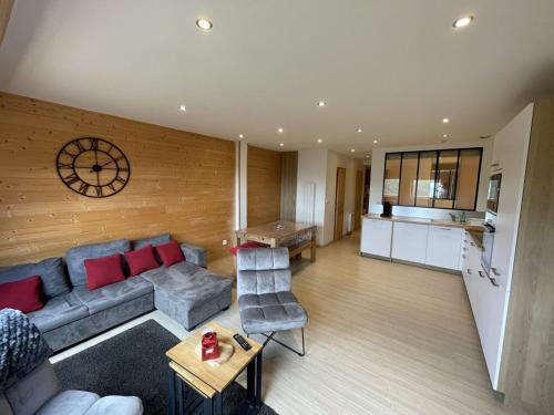 Saint-Jacques-des-Blats Apartment | Appartement cosy 6 couchages, accès pistes, parking - FR-1-787-1