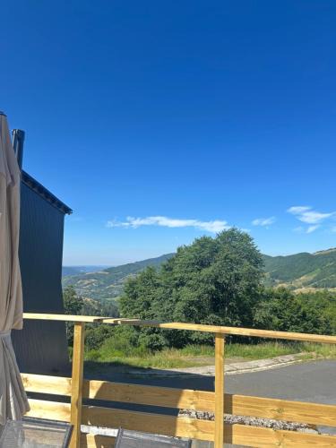 Saint-Jacques-des-Blats Apartment | appartement 10 couchages le lioran bord rando/ski