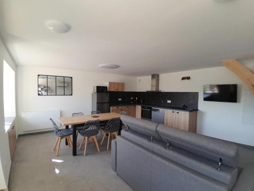 Gilhoc-sur-Ormeze Apartment | Appartement cosy
