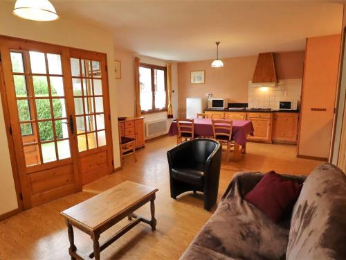 Areches Apartment | Appartement lumineux 75m² pour 4, coeur Arêches, terrasse, 2 chambres, parking privé, proche tout - FR-1-342-236