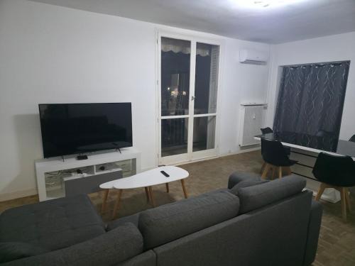 Pierrelatte Apartment | Appartement proche centre ville Free Parking