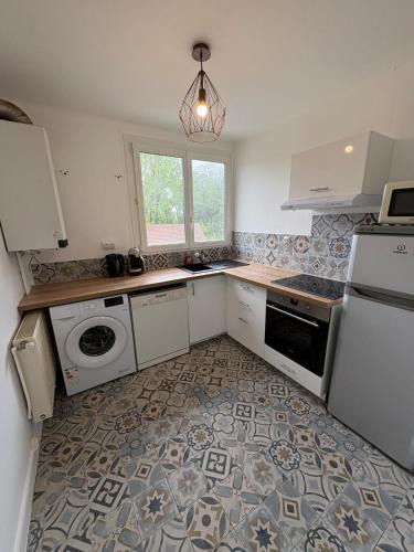 Saint-Jean-Baptiste Apartment | Apt 56m2, 2chambres,salon, parking, 5 mns C ville