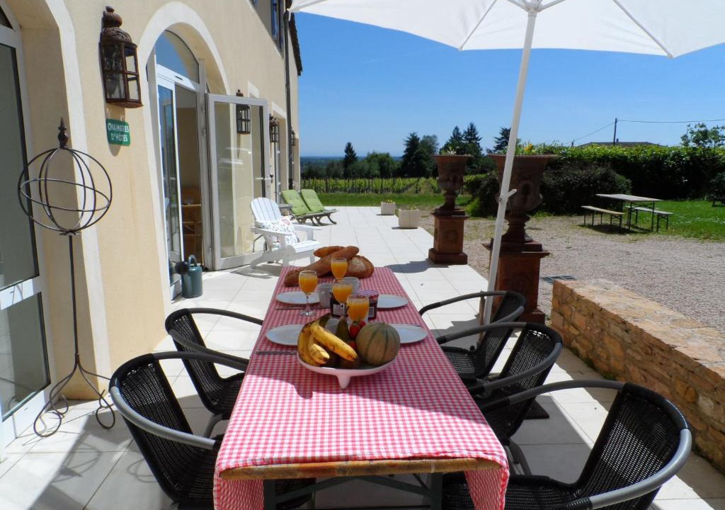 Chaintre House | Attractive Mansion in Vinzelles with Swimming Pool