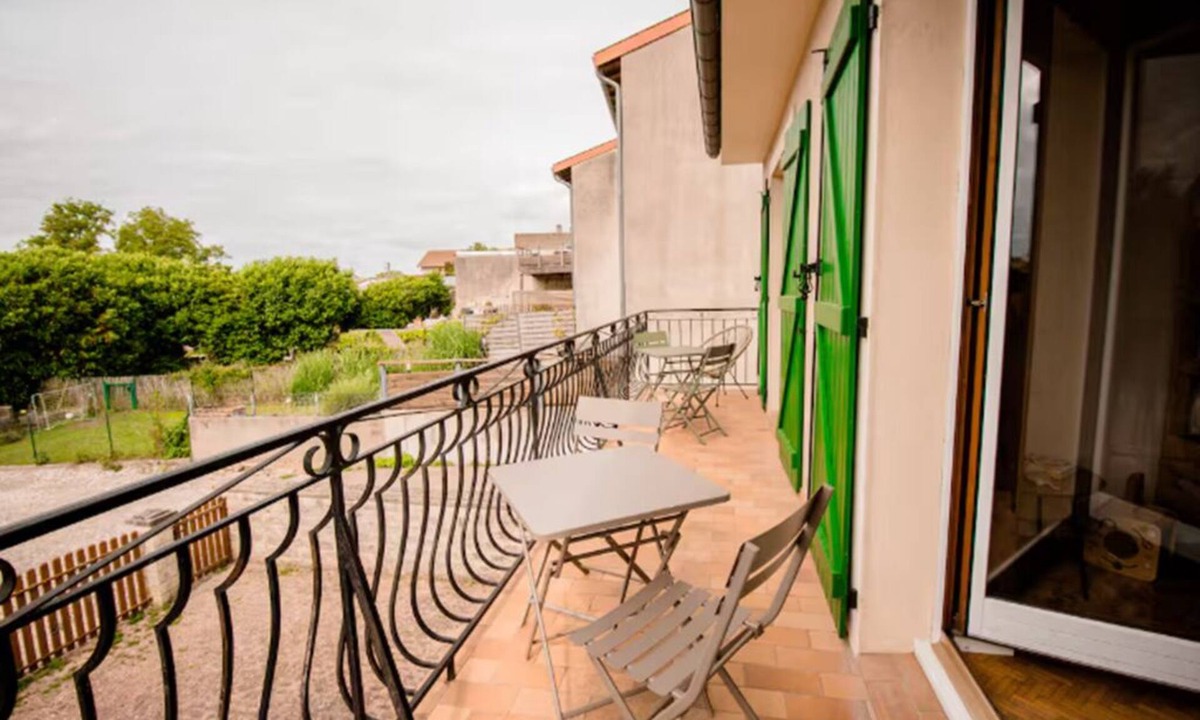 Cherisey Apartment | Au Chant Des Oiseaux—Air-Conditioned, Facing the Golf Course—Metz Sud: A Quiet and Charming Village