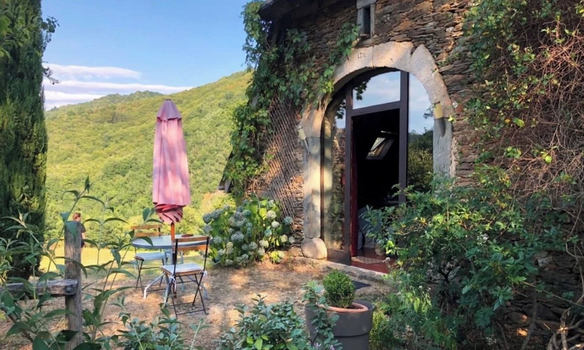 Cassaniouze House | Authentic Gite, in the middle of Cantal nature reserve with swimming pool, pet friendly