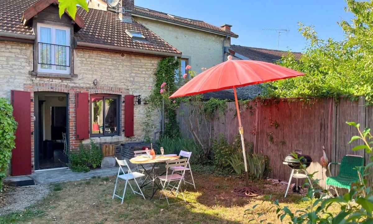 Bayel House | Authentic stone house with garden in Bayel