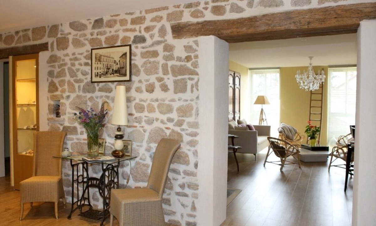 Saint-Laurent-de-Chamousset Bed & Breakfast | Aux Pierres Magiques