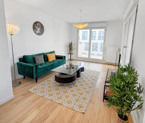 Chatenay-Malabry Apartment | Balcon ensoleillé, design moderne