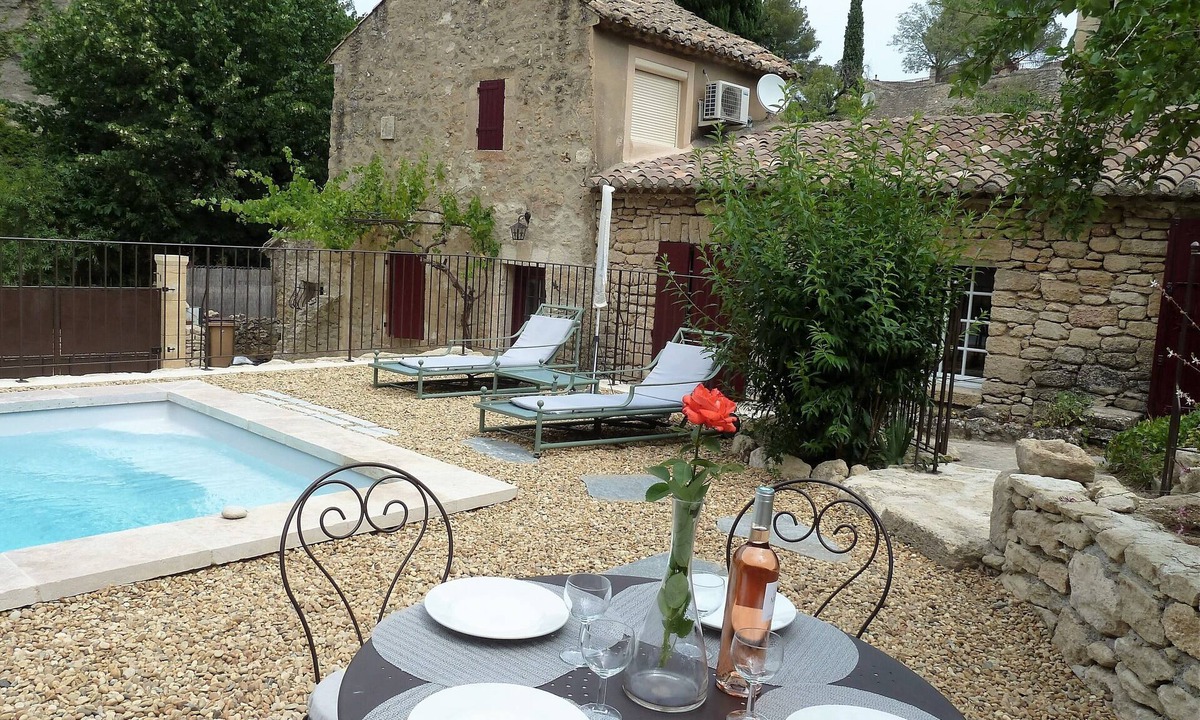 Taillades House | Bastidon of character in stone with swimming pool at the foot of the Luberon