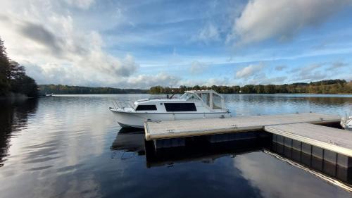 Montsauche-les-Settons Boat Rental | Bateau à quai lac des Settons