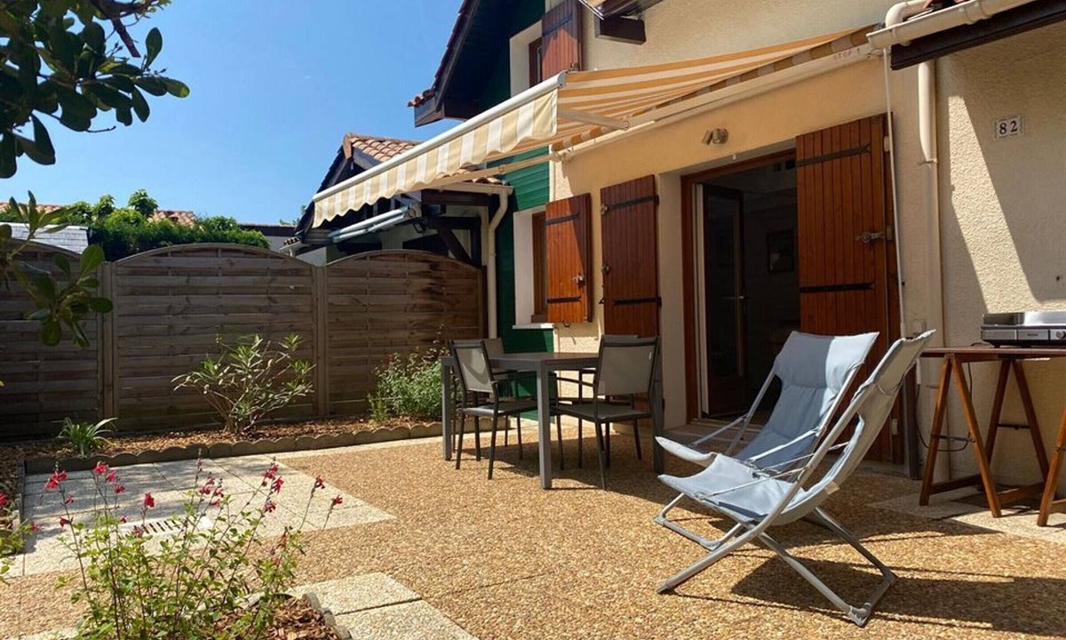 Capbreton Villa | Beachside Villa with Shared Pool & Terrace