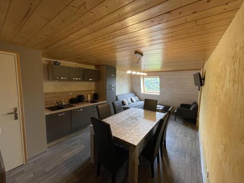 Saint-Jacques-des-Blats Apartment | Beau duplex 6 pers. à 200m des pistes, parking gratuit - FR-1-787-11