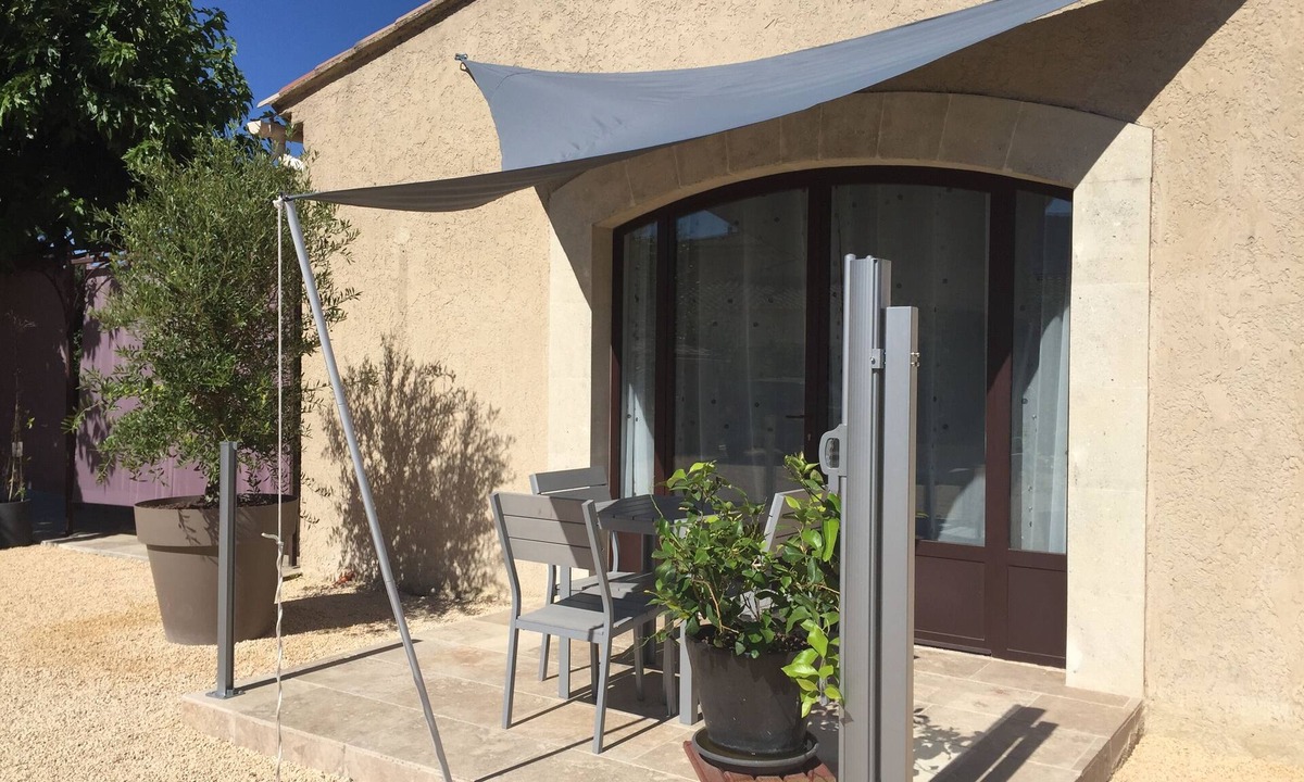 Taillades Apartment | Beautiful air-conditioned apartment with swimming pool at the foot of the Luberon